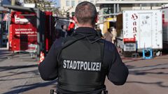 Un agente de polic�a patrulla por Hanau en una imagen de archivo