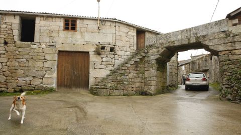 Un arco de bloques de pedra atravesa a vía principal de San Mamede