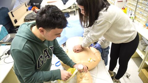 Alumnos hacen prácticas en un aula de simulación de la Escuela de Enfermería de Pontevedra