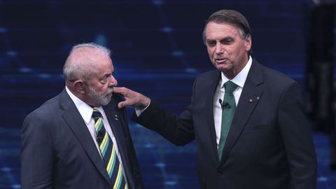 Debatieron sin atril, frente a frente, llegando a haber incluso contacto fsico, cuando Bolsonaro puso la mano en el hombro de Lula tras una irona del exsindicalista.