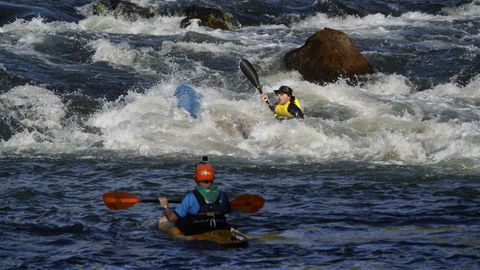 Fiesta de la piragua en el Sil.M�s de trescientos participantes y numerosos p�blico disfrutaron del descenso internacional