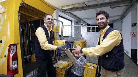 LOS ACTUALES. Pablo Garc�a, padre e hijo, en la sede compostelana de Correos.