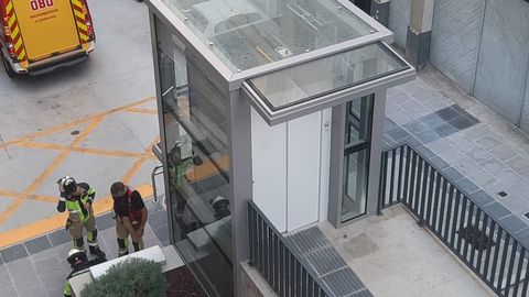 Bomberos intentando abrir el ascensor de la calle Pintor Villar Chao