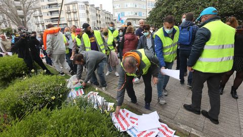 Los manifestantes dejaron frente a la Delegacin del Gobierno en A Corua papeles con el mensaje  Goberno dimisin