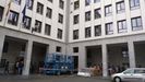 Largas colas de profesores interinos en la Consejer�a de Educaci�n para firmar su contrato