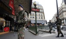 Soldados franceses patrullan las calles de Par�s tras los atentados de enero. 