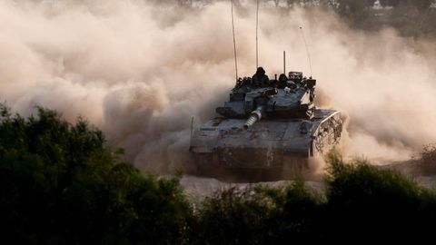 Un tanque israel, este martes cerca de la frontera con Gaza.