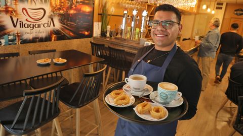 Caf Vilagarca en Vilagarca.Caf y churros conforman un binomio indisoluble en esta cafetera desde hace 70 aos. Y as sigue siendo hoy. Durante la maana, por 1,40 euros se puede disfrutar de un caf con leche y un par de churros recin hechos. Y por la tarde, con bizcocho casero.