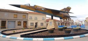 En distintos lugares de Espa�a lucen aviones reconvertidos como este en Secuellanos en Cudad Real.
