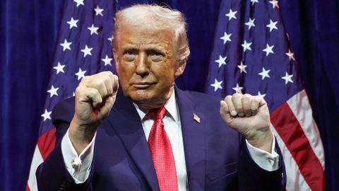 El presidente de Estados Unidos, Donald Trump, hace un gesto mientras se dirige a los republicanos de la C�mara de Representantes en su retiro anual de conferencias, en el Kennedy Center, rebautizado como Trump-Kennedy Center por la junta directiva designada por Trump.