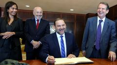 Acto de la firma en el libro de honores del Concello en una visita institucional en 2018.