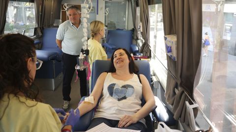 Luc�a Landeira, donante habitual, el pasado mes de julio con el personal de enfermer�a y el conductor de la unidad m�vil de donaci�n de sangre en la praza Roxa de Santiago