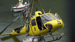 Un equipo de buzos se ha encargado de reflotar este domingo el helicptero de Bomberos de Asturias que el viernes se precipit al embalse de Tanes al tropezar con un tendido elctrico la estructura que llevaba colgada para sacar agua destinada a las tareas de extincin de un incendio forestal cercano. El helicptero se encontraba boca abajo a diez metros de profundidad en la cabecera de este embalse, destinado al abastecimiento de agua potable a cientos de miles de personas del rea central de Asturias