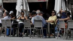 Gente en una terraza, en una foto de archivo