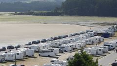 Autocaravanas, caravanas y otros veh�culos estacionados frente a la r�a de Foz, uno de los puntos en la comara de mayor concentraci�n de estos veh�culos