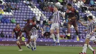 Duelo a�reo durante la visita del D�por al Valladolid. 