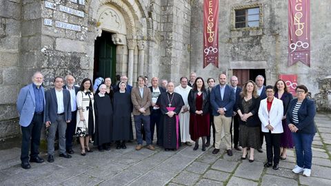 Foto de familia de las personas que participaron en el acto de los 900 a�os del monasterio de Bergondo.
