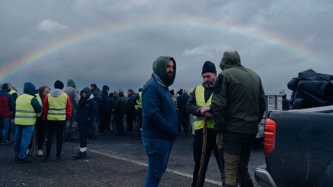 Manifestaci�n de ganaderos y agricultores con tractores en la autov�a A-52 en A Limia.