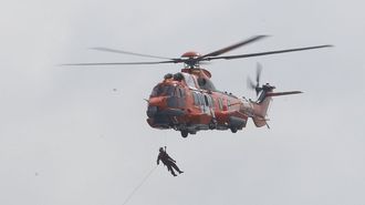 Uno de los helic&oacute;pteros de Salvamento Mar&iacute;timo en un ejercicio de rescate en A Coru&ntilde;a (foto de archivo).