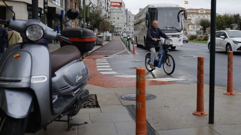 Uno de los cruces m�s complicados con el carril bici en la zona de Linares Rivas