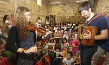 Los participantes de la Escola de Ver�n disfrutaron de la actuaci�n en O Couto. 