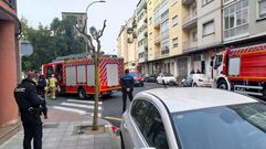 Bomberos y polic�a, en el exterior del edificio de la calle Ourense