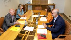 Os deputados no Parlamento galego, Carmen Pomar e Jos� Luis Ferro, do PP, nunha reuni�n este m�rcores�con Silvia Longueira, do grupo socialista,�e Armando Ojea, de Democracia Ourensana.