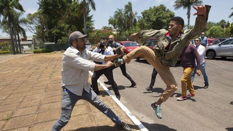 Un partidario de Maduro patea a un seguidor de   Guaid�, tras la ocupaci�n de la Embajada de Venezuela en Brasilia