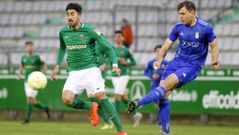 Ugarte golpea un bal�n ante el Racing de Ferrol