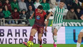 Samuele Mulattieri dando un pase ante la intensa defensa de Jacobo Gonz�lez