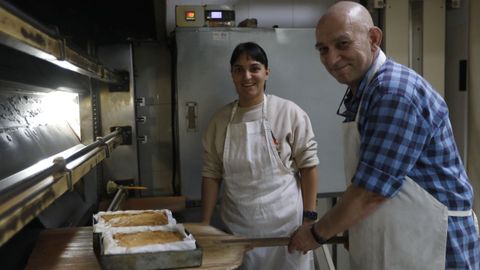 Sayoa y Antonio Caneda, en la panadera de Trives