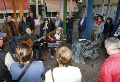 Actuaci�n musical que puxo fin � ruta de onte, xunto � estatua de Manuel Mar�a en Monforte. 