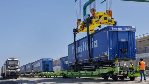 Una gra deposita los semirremolques de camin en un vagn de tren, en la primera autopista ferroviaria espaola entre el puerto de Valencia y Madrid