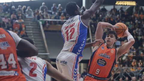 Caio Pacheco busca un pase en el duelo entre el Leyma Coru�a y el Alicante.