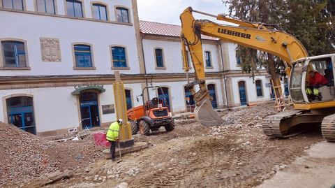 Obras en la plaza en el frontal del edificio de la estacin