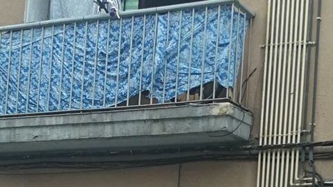 Tela que cubre la visi�n de los dos perros recluidos en una terraza de Ventanielles