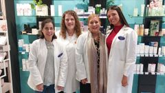 De izquierda a derecha, Mara Luisa, Ana, Margaret y Adela, en la farmacia