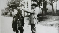 Labarta Pose cortando el pelo a un mendigo.