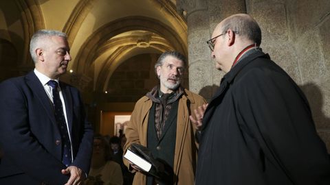 Francisco Narla (centro) con Valent&iacute;n Garc&iacute;a (izquierda) y el dean, Manuel Jes&uacute;s Formoso.