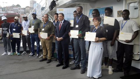El ministro Luis Planas en la entrega de diplomas a los participantes en el curso de formaci�n del Intermares 
