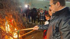 S�nchez encendiendo la candela.