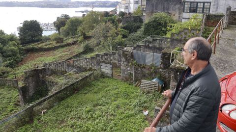 Francisco González, directivo vecinal, muestra la parcela donde se construirá el estacionamiento.