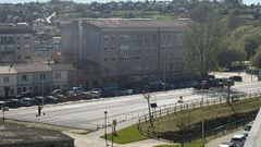 Operarios, dando los �ltimos retoques al p�rking.