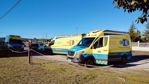 Ambulancias en la calle Chantada de Monforte, despus de que los vehculos accidentados fuesen retirados