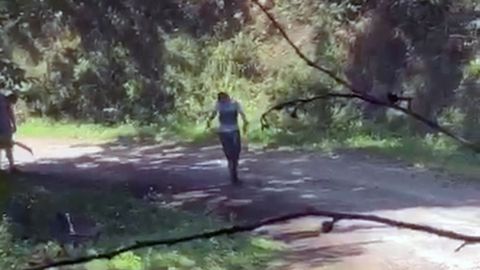 Un aficionado echa tierra y barro sobre la carretera, en una curva, durante la celebraci�n del Rally Princesa