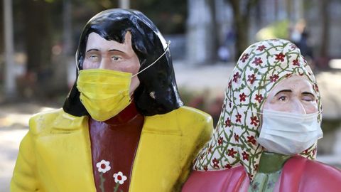 El uso de mascarillas y otras medidas de seguridad permitieron doblegar la curva de la pandemia a finales de julio, pero en agosto los contagios volvieron a aumentar. Las esculturas de las Marías en Santiago amanecían con los protectores puestos