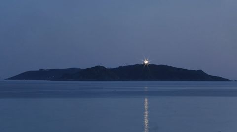 El faro de Ons, al anochecer, es la principal seal luminosa en la ra de Pontevedra