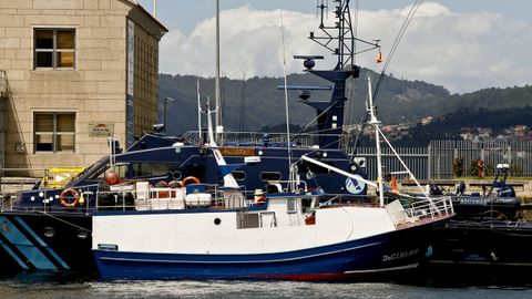 Barco Sempre Cacharelos, propiedad de Seraf�n Pego, uno de los detenidos en la �ltima operaci�n contra el narcotr�fico, amarrado en el muelle de A Laxe, junto al barco de aduanas