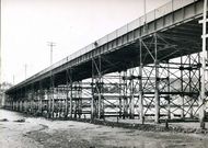 La celebraci�n ten�a lugar en el que entonces era un puente de hierro. 