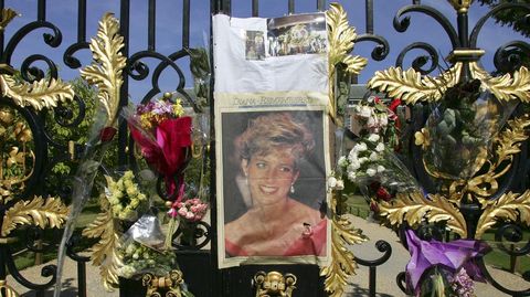 Flores en las puertas del palacio de Kesington en recuerdo de la princesa Diana de Gales
